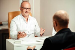 Biała krostka dziąsło ból