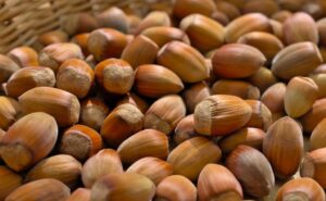 Jakie są najnowsze metody obierania orzechów laskowych